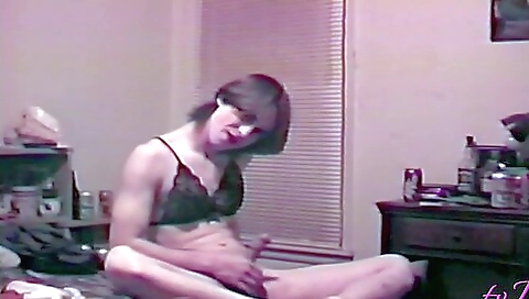 Amateurs brunette gets on her knees and shows her tits