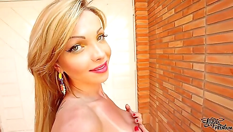 Big ass blonde with big tits gets fucked in the car