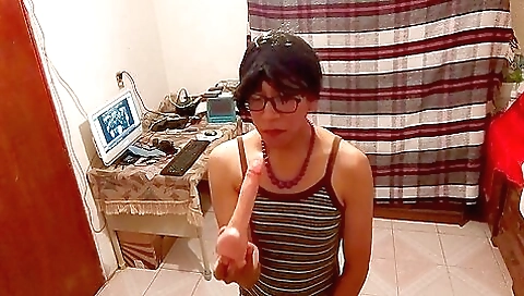 Mexican pornstar with big booty tries to deepthroat a dildo