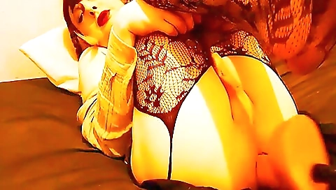 An amateur brunette with a sexy ass is fucked on the fucking machine