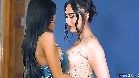 Asian MILF gets her twat fucked in deepthroat and facial